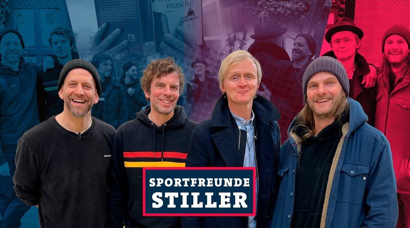 Die „Sportfreunde Stiller“ wecken einen spontanen Urinstinkt. Wegen der Erinnerungen, die mit ihren Songs verbunden sind: Die Welt zu Gast bei Freunden, die Mannschaft am Brandenburger Tor, Stau auf der A4: Die „Sportis“ waren dabei. SWR Moderator Pierre M. Krause auch. Zusammen blicken sie zurück und nach vorn. Der Drummer mit den kleinen Haaren stellt außerdem sein neues, tolles Buch vor. – Bild: SWR/​dibido.tv