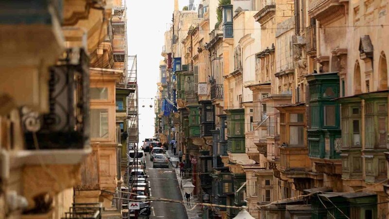 Die sogenannte Gallarija ist ein typisches Element der maltesischen Architektur. Diese Balkons sollen die Bewohner früher vor Hitze schützen – und ihnen einen diskreten Blick auf die Straße erlauben. – Bild: ZDF und AMPERSAND