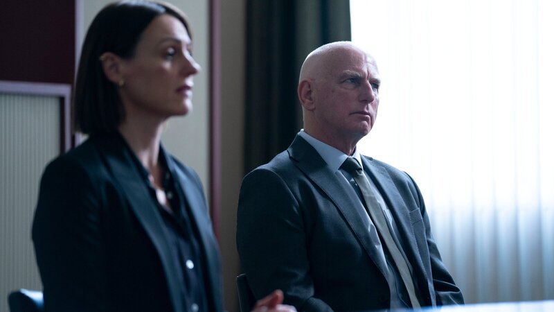 Zurückgekehrt nach Schottland unterhält DCI Amy Silva (Suranne Jones) Unterstützung von ihrem Chef, DSU Robertson (Gary Lewis). – Bild: ZDF und Jamie Simpson