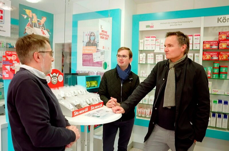 Sascha Becker (r.)  im Gespräch: Ohne Hausarzt bald auch keine Apotheke mehr? In Miehlen (Rheinland-Pfalz) stellen sich grundlegende Fragen der Daseinsvorsorge. – Bild: SWR