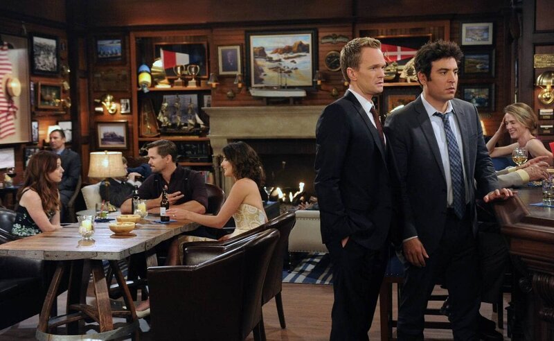 Am Tag vor der Hochzeit machen Ted (Josh Radnor, vorne r.) und Barney (Neil Patrick Harris, vorne l.) eine unangenehme Bekanntschaft mit Darren, dessen Ziel es ist, menschliche Beziehungen zu zerstören … – Bild: Twentieth Century Fox Film Corporation