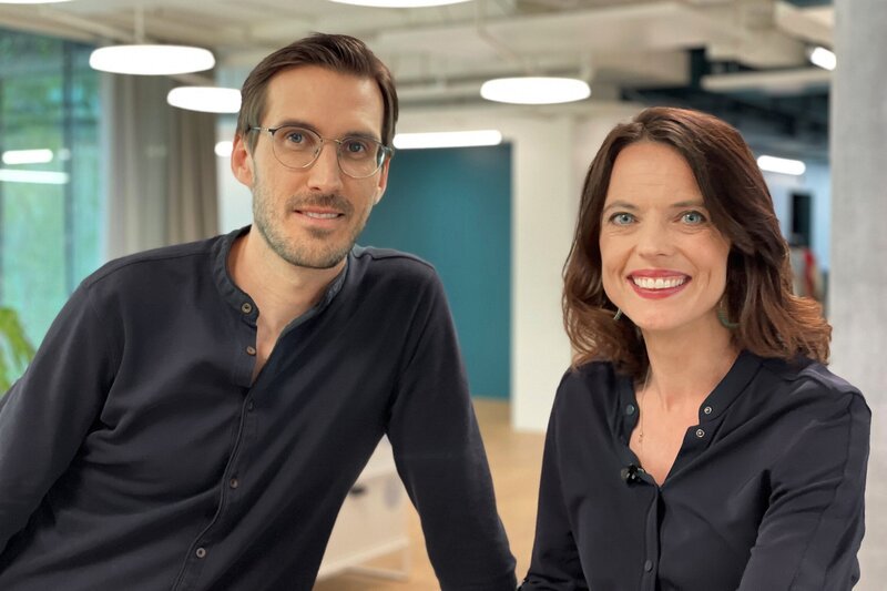 Moderatorin Mona Vetsch (r.) und Yves Bossart (l.), Philosoph und Moderator Sternstunde «Philosophie» – Bild: SRF