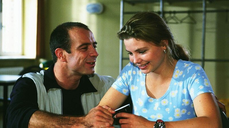 Matthias (Nik Neureiter) will Vivis (Annette Frier) Lebensgeschichte hören. Sie verstehen sich immer besser. Vivi hofft auf eine Bewährungschance, um mit Matthias zusammensein zu können. – Bild: RTL