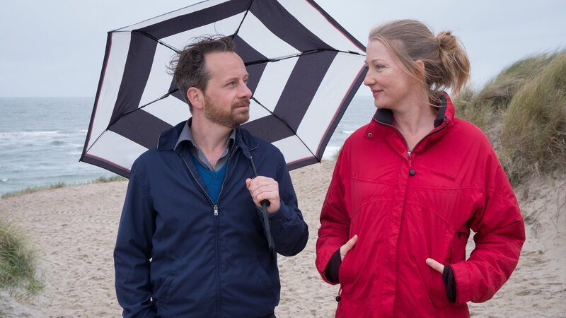 Kevin (Fabian Busch) und Bente (Katja Studt) kommen sich bei einem gemeinsamen Strandspaziergang näher. – Bild: ZDF und Christine Schroeder