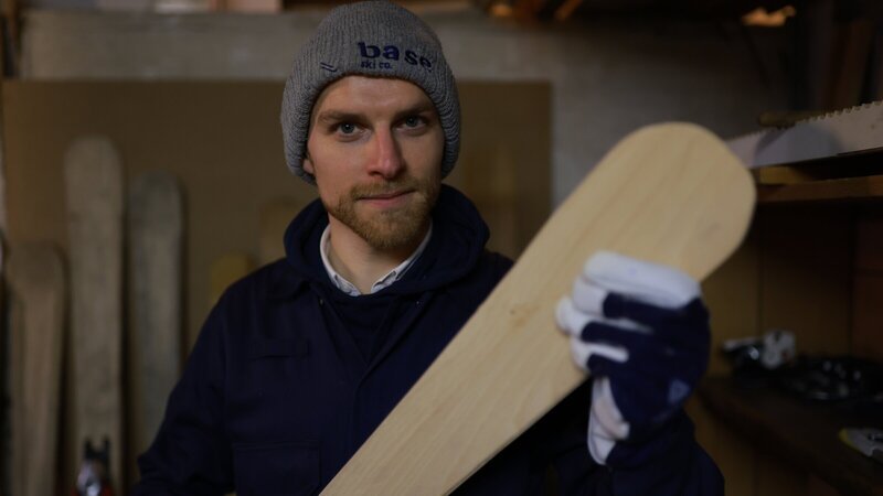 Der junge Belgier Jasper Struelens, studierter Maschinenbauer und leidenschaftlicher Skifahrer, wollte keine „Spur im Schnee“ mehr hinterlassen. Also entwickelte er nachhaltige Ski aus Holz und Edelstahl. In der Werkstatt seiner Eltern hat er erste Prototypen aufbewahrt. – Bild: ZDF und Dieter Stürmer