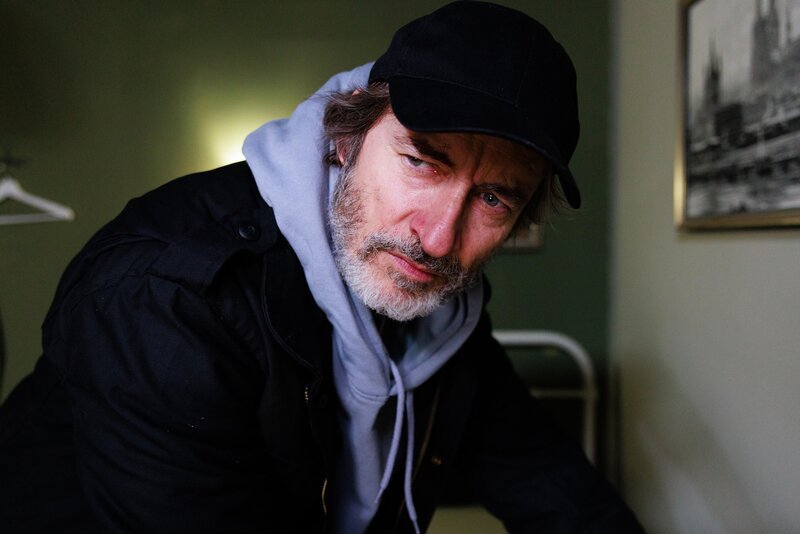 Jori (Guido Broscheit) ringt mit sich, als ihm sich eine Gelegenheit bietet, Patrizia etwas anzutun. – Bild: RTL /​ Sebastian Meyer /​ Kein Antrag, kein Problem