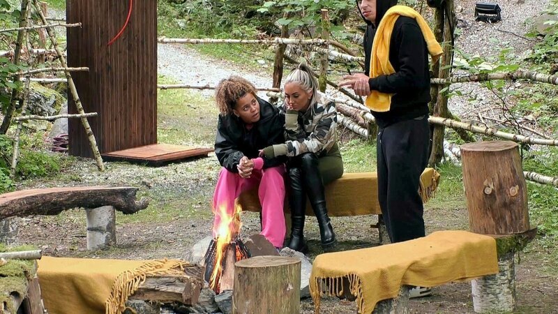 S02E03: Kaum ist die Challenge verdaut, dreht sich im Camp bereits alles um die erste Nominierung. Es wird taktiert, getuschelt und Sympathie gegen Strategie abgewogen. Carina und Chika wittern eine Chance, Aleks und Marko loszuwerden – Bild: RTLZWEI