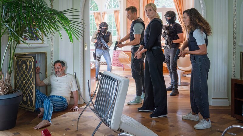 Kai Welke scheint kein gutes Verhältnis zu seinem Sohn zu haben, dieser greift auf der Flucht vor der Polizei zu allen Mitteln. Von links: Kai Welke (Harald Schrott), SEK-Beamter (Komparse), Moritz (Johannes Hendrik Langer), Ina (Melanie Marschke), SEK-Beamter (Komparse) und Kim (Amy Mußul) – Bild: ZDF und Steffen Junghans