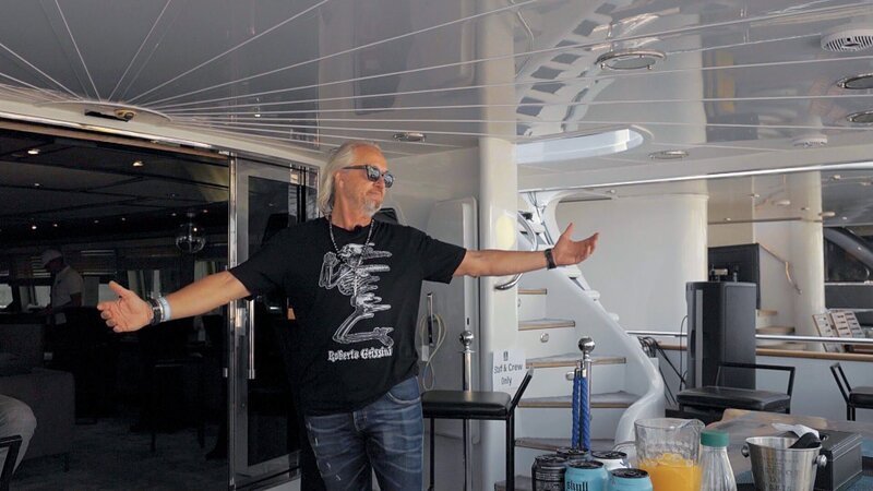 S24E07: In Abu Dhabi dröhnen zur Formel 1 nicht nur Motoren, sondern auch die Boxen auf der Indigo Star. Carmen leidet unter dem Lärm, Robert blüht auf. Trotzdem nimmt sich die Familie eine kleine Auszeit und geht Bootfahren. – Bild: RTLZWEI