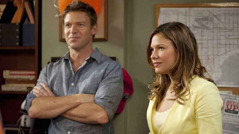 Jim (Matt Passmore) freut sich, dass Callie (Kiele Sanchez) sich für ein Leben mit ihm entschieden hat. – Bild: TVNOW