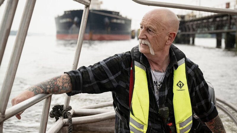 Pulsschlag Hafen Wenn die grossen Pötte kommen  In Bremen sorgt Lutz Vellguth dafür, dass die Schiffe sicher an der Kaje vertäut werden. – Bild: SRF/​NDR/​Michael Ihle