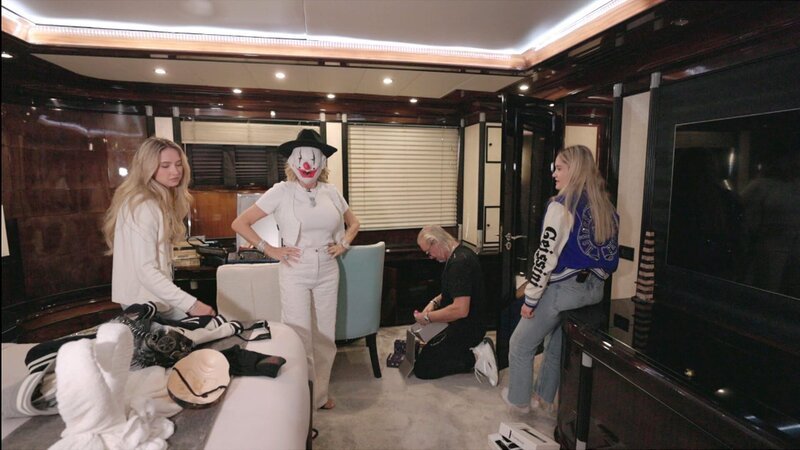 Familie Geiss erhält eine Einladung vom Festkomitee des Kölner Karnevals. Die Vorfreude ist groß, den Rosenmontag in der Domstadt zu verbringen. Sofort wird auch der größte Karnevalnarr, Opa Reinhold, informiert. Er ist sofort begeistert. – Bild: RTLZWEI