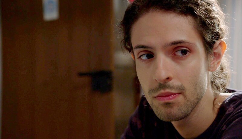 Albert (Alessio Hirschkorn) weiß noch nicht, wieviel Geld aus dem Verkauf seiner Weißtannen herauszuschlagen ist. – Bild: SWR