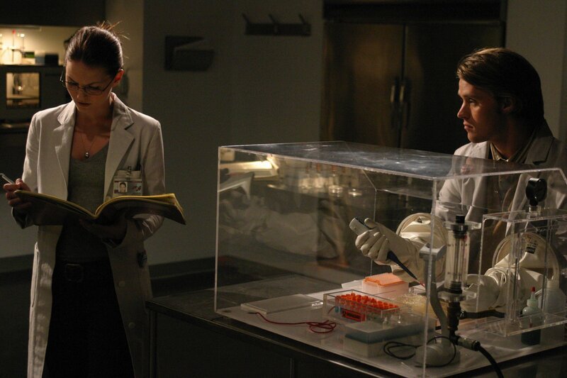 Eine Patientin mit besonders ungewöhnlichen Symptomen macht Dr. Allison Cameron (Jennifer Morrison, l.) und Dr. Robert Chase (Jesse Spencer, r.) das Leben schwer … – Bild: FOX BROADCASTING COMPANY