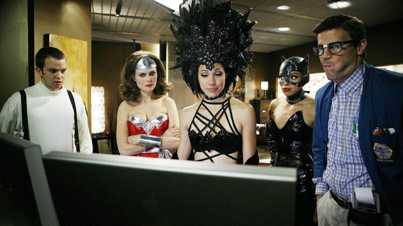 (v.li.n.re.) Zack Addy (Eric Millegan), Brennan (Emily Deschanel), Angela (Michaela Conlin), Dr. Camille Saroyan (Tamara Taylor) und Booth (David Boreanaz) ermittlen nach dem Täter. Im Grusellabyrinth eines Freizeitparks wurden zwei mumifizierte Mädchen-Leichen gefunden. Ein drittes Mädchen ist im Park verschwunden … – Bild: TVNOW /​ FOX