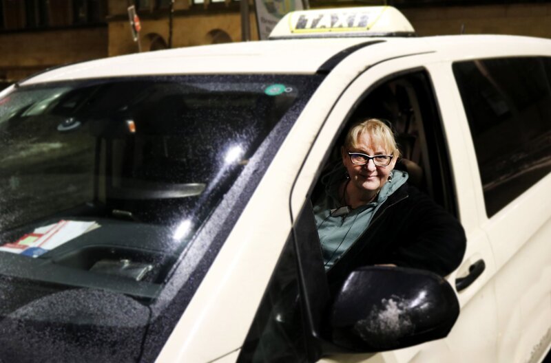 Taxifahrerin Bärbel Janßen fährt ausschließlich nachts. – Bild: NDR/Kamera Zwei Taxifahrerin Bärbel Janßen fährt ausschließlich nachts. – Bild: NDR/Kamera Zwei