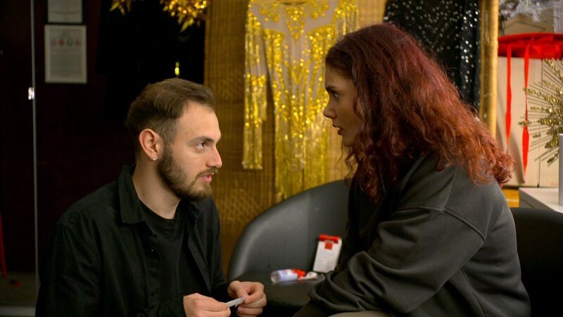 Chiara denkt nur noch an Malte – doch sie verschweigt ihm ihre Gefühle, um die Freundschaft nicht zu gefährden. Aber als sich Chiara in den Finger schneidet und Malte sofort zur Stelle ist, kann sie ihr Verlangen kaum noch unterdrücken. – Bild: RTLZWEI