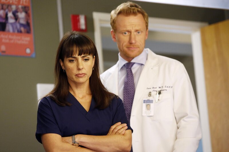 Während Meredith ihre Schwangerschaft offiziell gemacht hat, zieht Owen (Kevin McKidd, r.) Dr. Alana Cahill (Constance Zimmer, l.), zu Rate. – Bild: American Broadcasting Companies, Inc.
