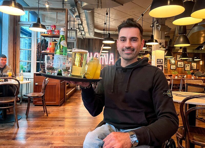 Tan Caglar wollte als Kind Arzt oder Profisportler werden. Das hat er geschafft: mit dem Rollstuhl in der Basketball Bundesliga und als Schauspieler bei “In aller Freundschaft”. – Bild: MDR/​Dirk Meinhardt