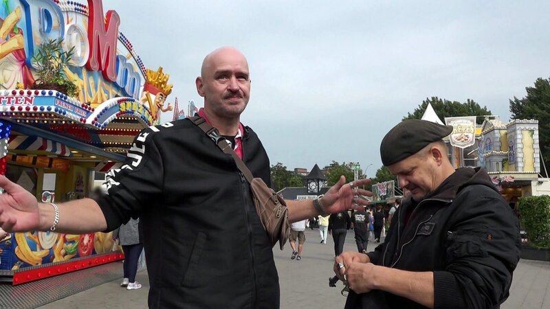 Oli (li.) und Ricky auf dem Hamburger Dom – Bild: RTLZWEI