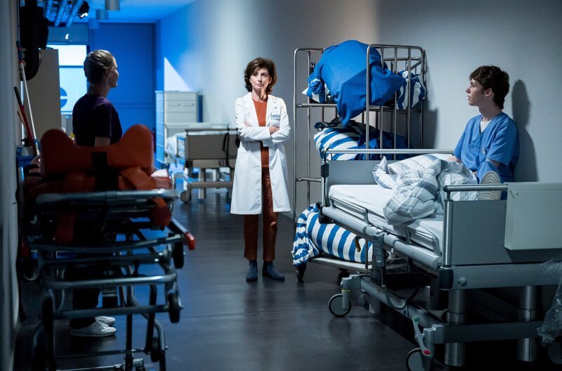 ARD IN ALLER FREUNDSCHAFT – DIE JUNGEN ÄRZTE FOLGE 243, „Mitläufer“. Karin (Marijam Agischewa) und Julia (Mirka Pigulla) kommen Ole (Benjamin Weygand) auf die Schliche. – Bild: ARD/​Jens Ulrich Koch