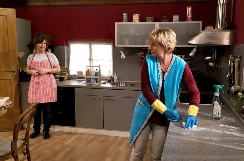 Eva (Lucie Muhr, li.) kann sich an die Putzfrau Svetlana (Karin Krebs, re.) einfach nicht gewöhnen. – Bild: SWR/​Stephanie Schweigert