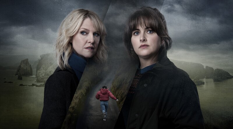 Keyvisual – DI Ruth Calder (Ashley Jensen) und Polizeichefin DI Tosh (Alison O’Donnell) ermitteln gemeinsam – Bild: ITV Studios