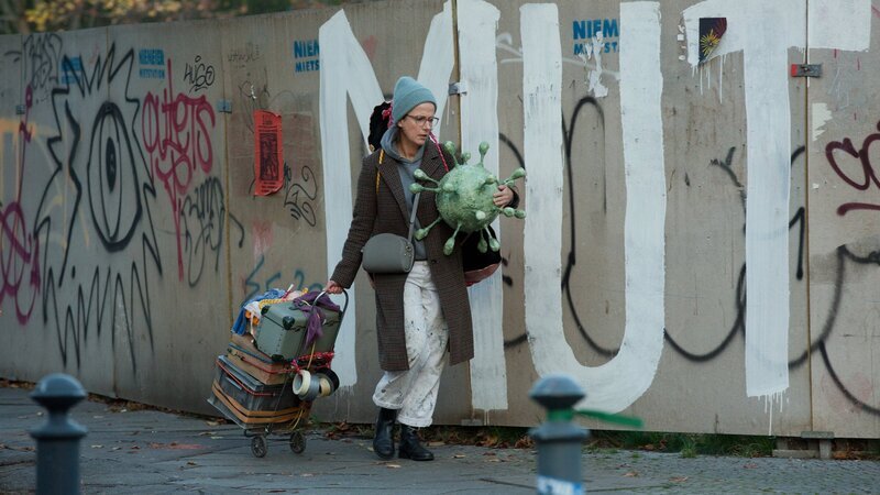 Schaufensterdekorateurin Tanja (Claudia Michelsen) kommt es so vor, als ob das Leben an ihr vorbeirennt. – Bild: ZDF und Volker Roloff