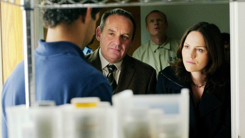 Ein Mord in einer Anstalt für geisteskranke Gewaltverbrecher gibt Captain Jim Brass (Paul Guilfoyle) und Sara Didle (Jorja Fox) Rätsel auf. – Bild: TVNOW /​ CBS