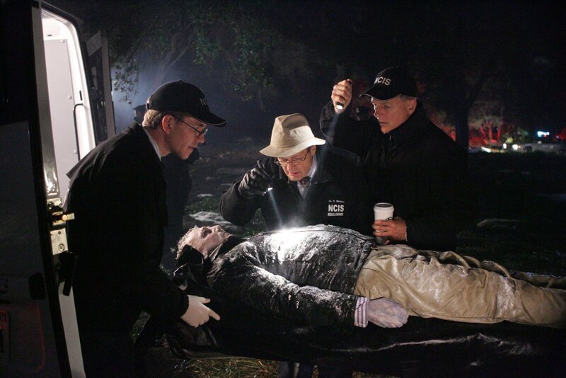 Jimmy Palmer (Brian Dietzen, l.), Ducky (David McCallum, M.) und Gibbs (Mark Harmon, r.) wollen herausfinden, was die Todesursache des Marines war … – Bild: CBS BROADCASTING INC.