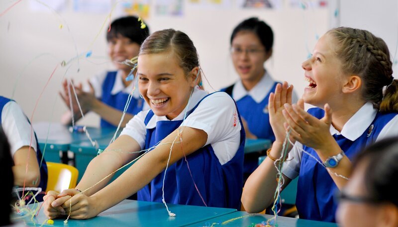Abschied von Ally (Sophie Karbjinski, l.) und Emma (Marny Kennedy) in ihrer Klasse in Singapur. – Bild: NDR/​Southern Star