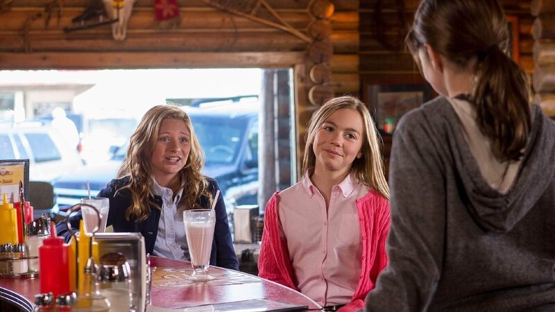 Olivia Wheaton (Helen Colliander, M.), Olivias Freundin (Rachel Anderson, l.), Georgie (Alisha Newton) – Bild: MG RTL D