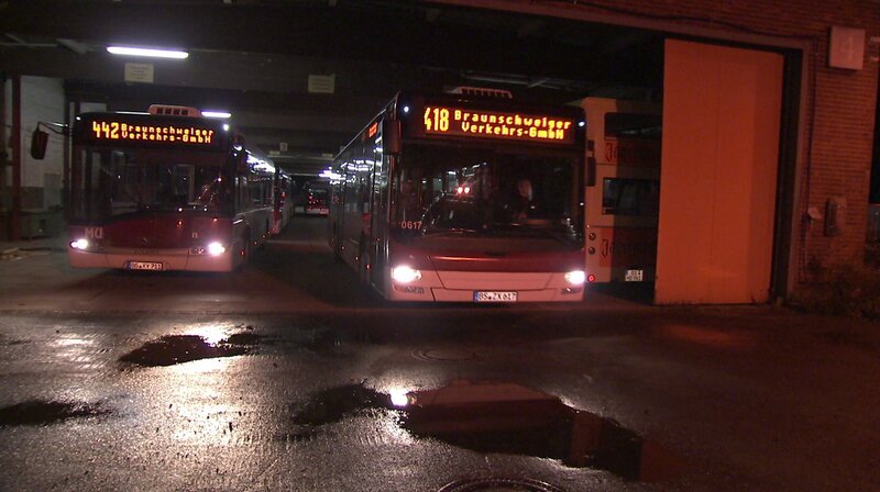 Frühmorgens in Braunschweig: die Busse der Verkehrsbetriebe starten ihre täglichen Touren – jetzt zum Schulbeginn nach den Herbstferien sind wieder deutlich mehr Fahrgäste unterwegs. – Bild: NDR/FILMBLICK Hannover Frühmorgens in Braunschweig: die Busse der Verkehrsbetriebe starten ihre täglichen Touren – jetzt zum Schulbeginn nach den Herbstferien sind wieder deutlich mehr Fahrgäste unterwegs. – Bild: NDR/FILMBLICK Hannover