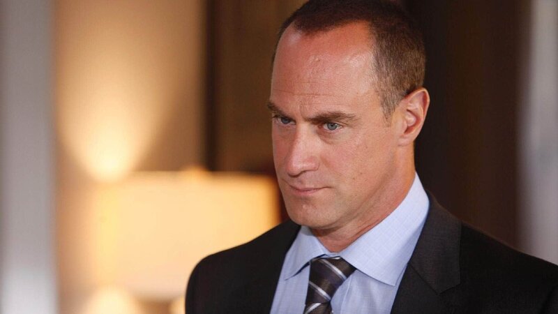 Von einem Sheriff, der vor zehn Jahren das Verschwinden des Kindes untersuchte, erfährt Stabler (Christopher Meloni), dass dieser die Mutter selbst der Tat oder gar des Mordes verdächtigt habe, ihr jedoch nie etwas nachweisen konnte. – Bild: RTL /​ NBC Universal