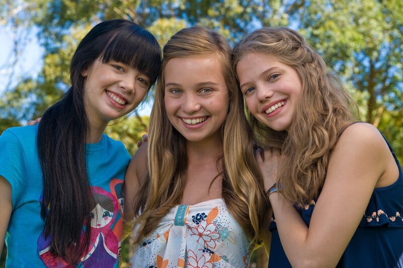 Drei unzertrennliche Freunde – Jackie (Charlotte Nicdao, li.), Ally (Marny Kennedy, Mi.) und Emma (Sophie Karbjinski, re.) – Bild: NDR/​Southern Star