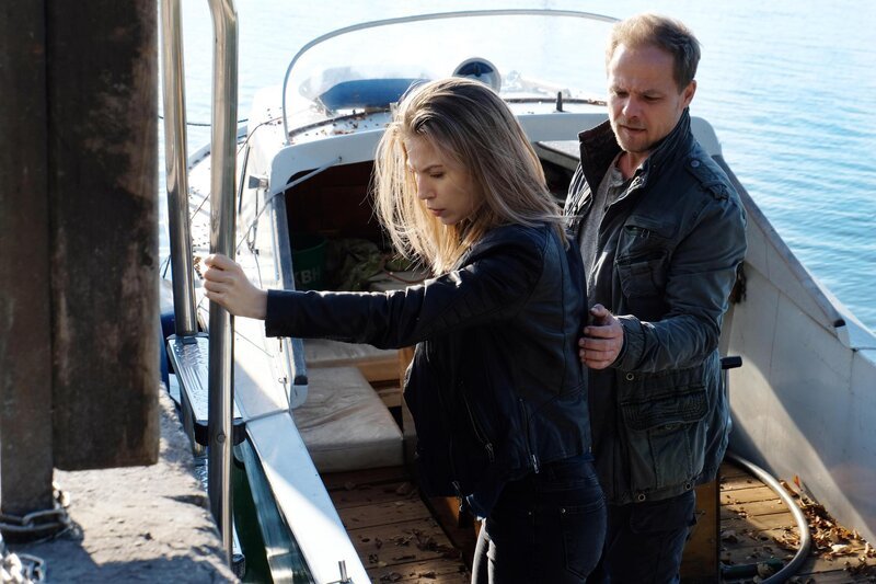 Um einen anderen Menschen zu retten, muss Hannah (Nora Waldstätten, l.) ihre Angst vor Booten überwinden und zusammen mit ihrem Kollegen Micha (Matthias Koeberlin, r.) auf den Bodensee hinausfahren. – Bild: Rowboat Film Graf Film Petro Domenigg