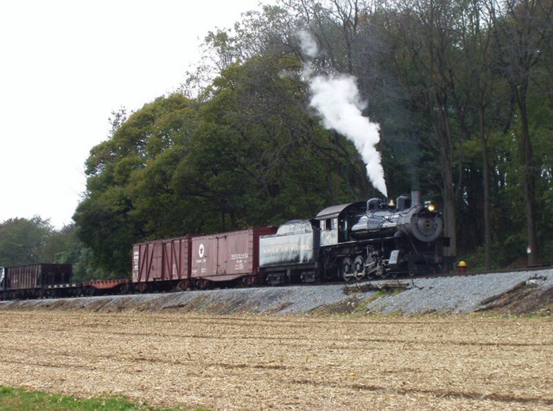Güterzug auf der Strasburg Railroad, die älteste noch bestehende Bahnlinie der USA. – Bild: SWR