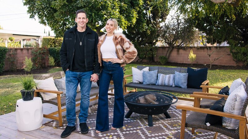 Tarek and Heather Rae El Moussa pose for a portrait with their completed backyard design for Flip/​6072 Mahogany Ave, Westminster, CA 92683, as seen on The Flipping El Moussas, Season 2. – Bild: Warner Bros. Discovery, Inc. or its subsidiaries and affiliates. All Rights Reserved. /​ Rob Pryce