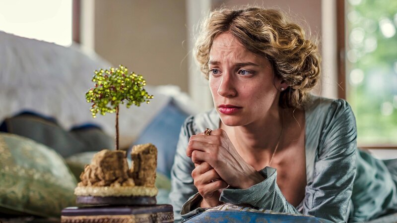 Die Prinzessin (Jytte-Merle Böhrnsen) sehnt sich nach dem singenden, klingenden Bäumchen. – Bild: SRF/​rbb/​Theo Lustig