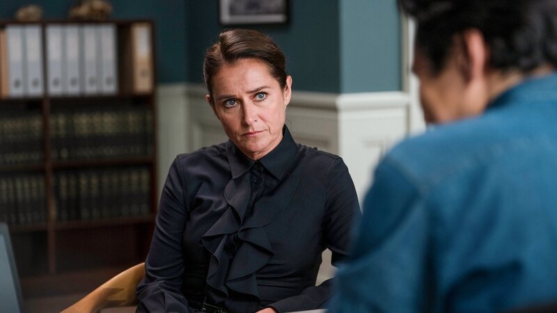 Muss gut informiert bleiben: Sidse Babett Knudsen als Birgitte Nyborg – Bild: SRF/​DR/​Mike Kollöffel