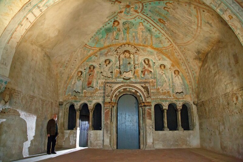 Sepp Forcher in der Bischofskapelle „Gurker Dom“. – Bild: ORF III