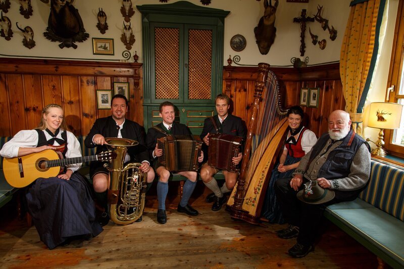 Unteraumusikanten mit Sepp Forcher. – Bild: ORF/​Anton Wieser