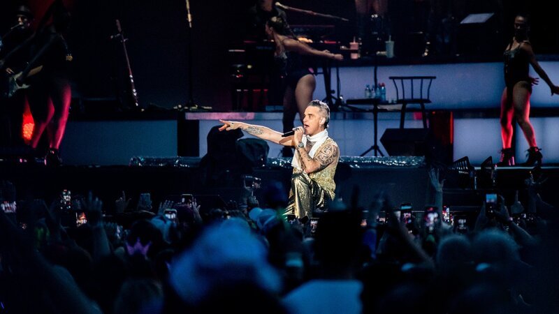 In Newport, Großbritannien, präsentieren sich im Juni 2023 Topstars der englischen Musikszene im Rahmen des "Isle of Wight Festival": Robbie Williams. – Bild: ZDF und Day Rutherford