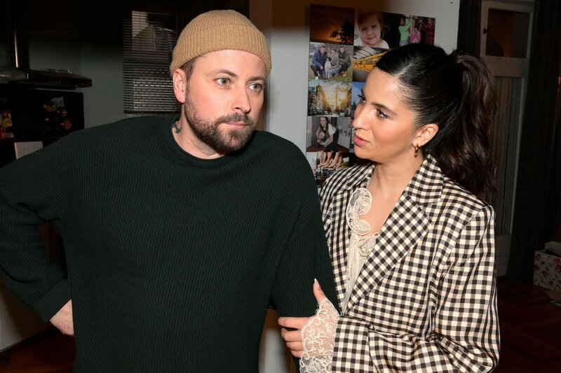 John (Felix von Jascheroff) ahnt nicht, was Laura (Chryssanthi Kavazi) gemeinsam mit Gerner plant. – Bild: RTL /​ Rolf Baumgartner