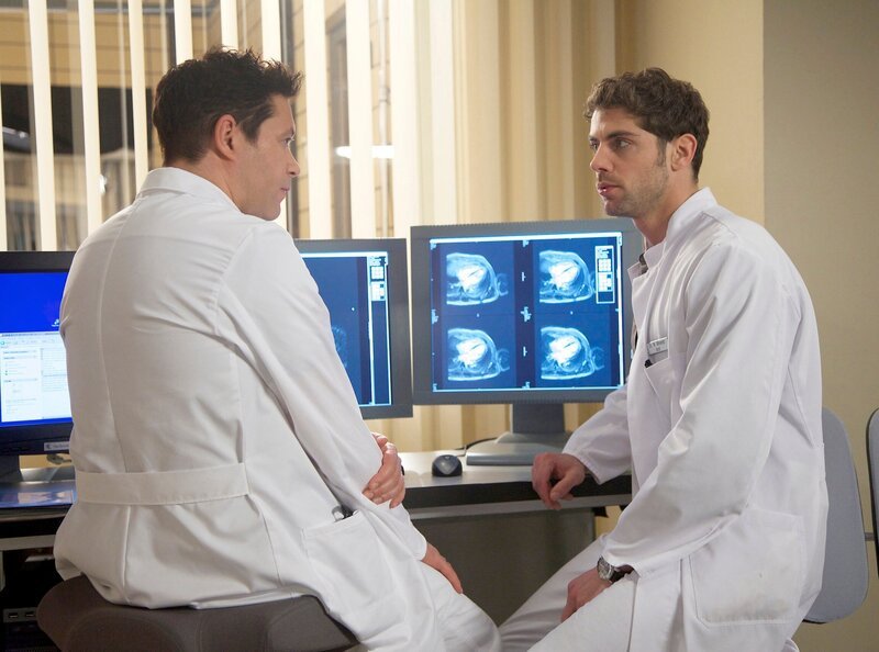 Dr. Philipp Brentano (Thomas Koch, links) und Dr. Niklas Ahrend (Roy Peter Link) bereiten sich auf die Herzklappenoperation der schwangeren Nina Krämer vor. Das Risiko, Embryo und Mutter zu verlieren, ist hoch, da das Herz während der Operation zum Stillstand gebracht werden muss. – Bild: MDR/​Saxonia/​Wernicke