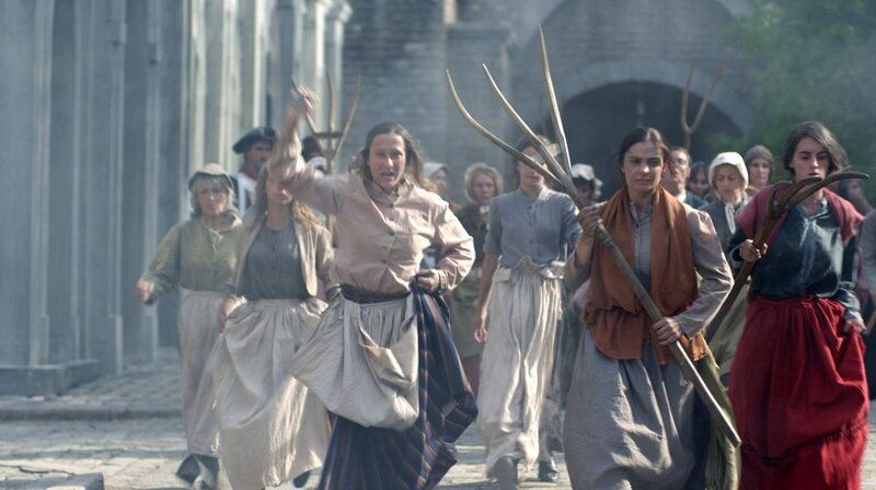 1789 gehen in Paris zunächst die Frauen auf die Barrikaden. – Bild: PHOENIX/​ZDF/​Krasena Angelova