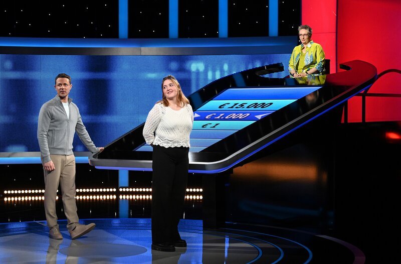 ARD GEFRAGT – GEJAGT FOLGE 802 (WH.), „Alexander Bommes präsentiert beliebtes Quizformat“, am Mittwoch (09.07.25) um 18:00 Uhr im ERSTEN. Moderator Alexander Bommes (l.) mit der Kandidatin Lea Klenk (M.) und der Jägerin Adriane Rickel (r.). – Bild: ARD/​Uwe Ernst