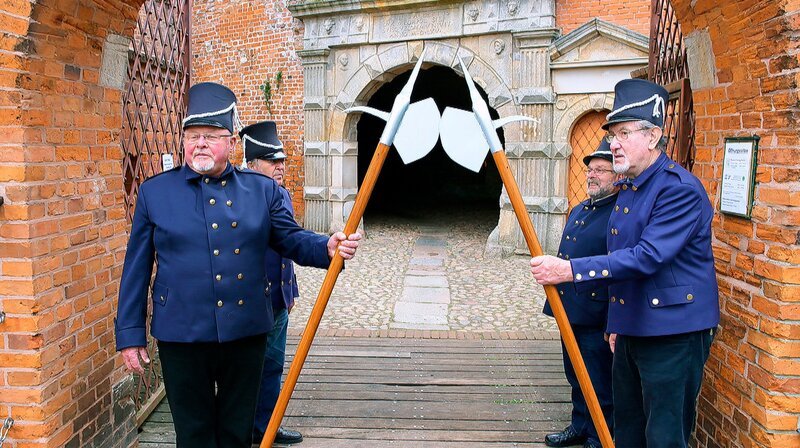 Die Brückenwache des Festungsstädtchens Dömitz an der Elbe – die erste Begegnung auf der filmischen Reise per Boot gen Osten. – Bild: NDR/​MANFRED SCHULZ TV & FilmProduktion/​Manfred Schulz