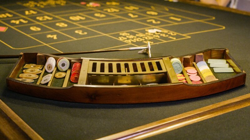 Nahaufnahme eines Roulette-Tisches in Baden-Baden aus dem 19. Jahrhundert. – Bild: SWR/​Markus Augé