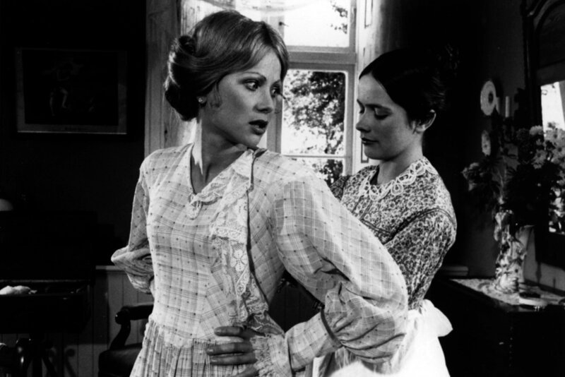 Luise Hawermann (Christiane Stolte, rechts) hilft Marie Möllers (Uta Stammer) beim Ankleiden. – Bild: NDR